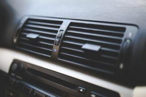 aire acondicionado coche no enfría cuando hace mucho calor